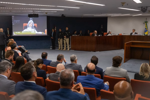 Dino: Moraes paga “preços injustos” por ser relator da trama golpista