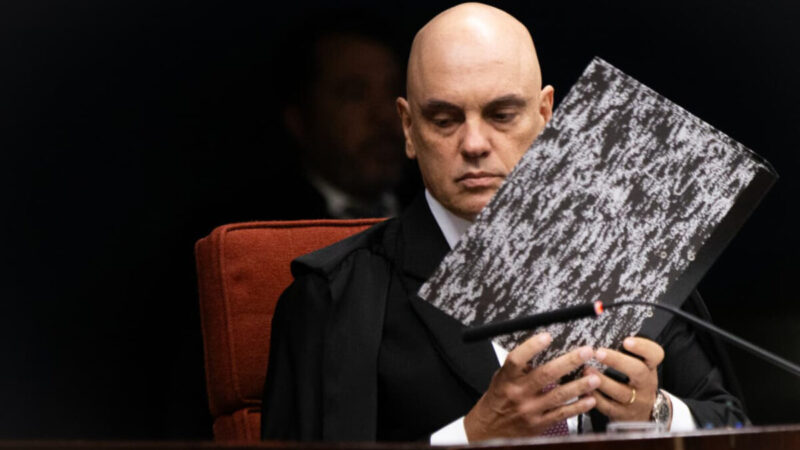 “Aqui não está Mauro Cid”, afirma Moraes ao exibir atos bolsonaristas