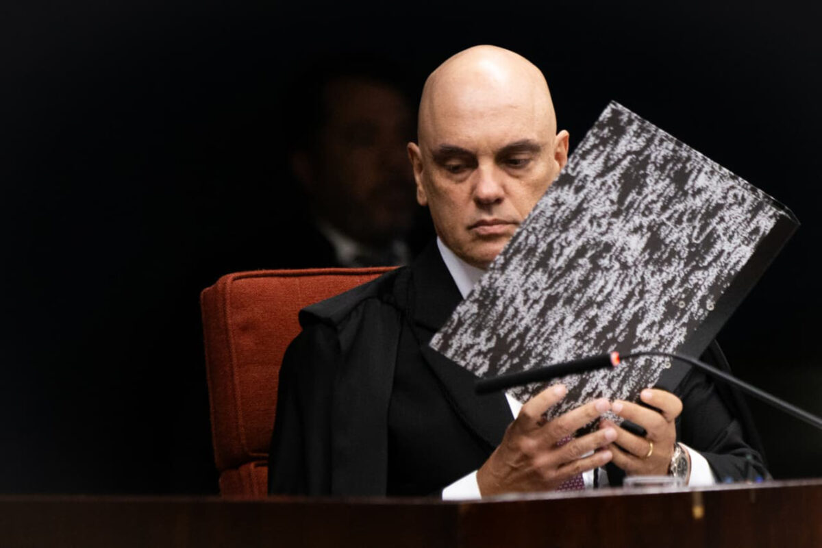 “Aqui não está Mauro Cid”, afirma Moraes ao exibir atos bolsonaristas