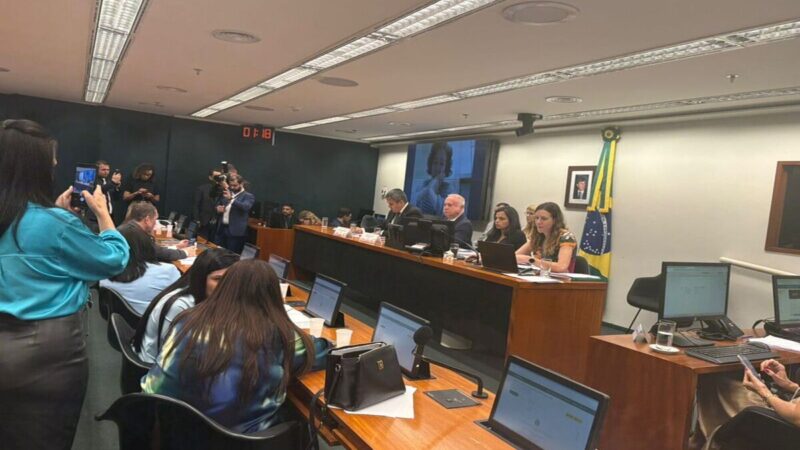 Sob recados de bolsonaristas, Zambelli chora em sessão com hacker