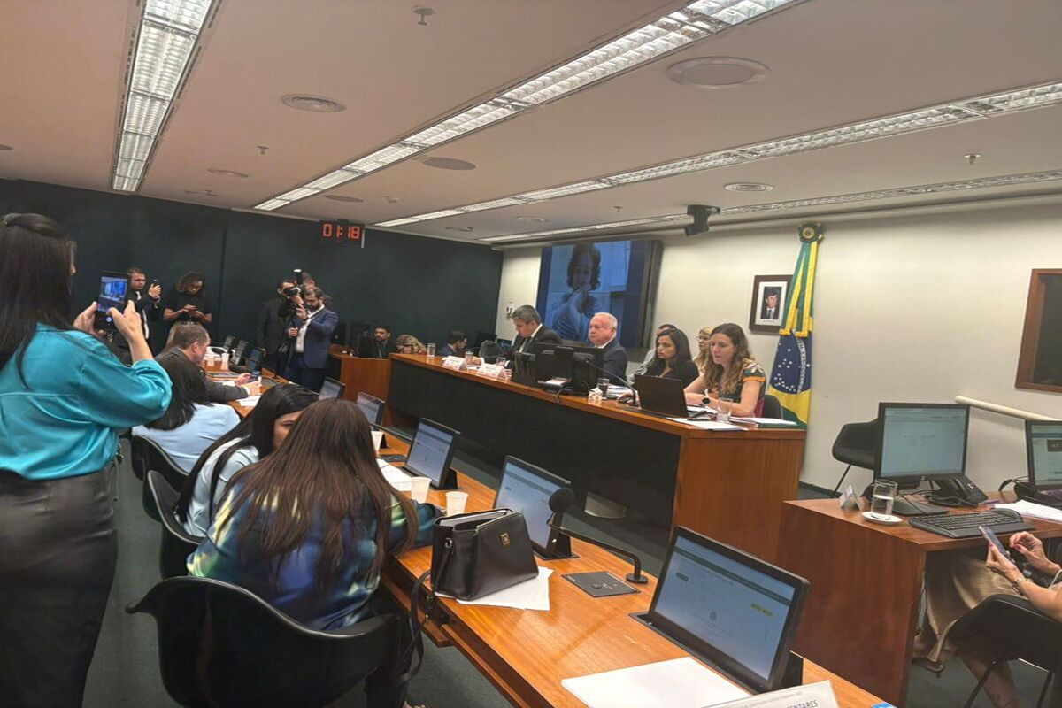 Sob recados de bolsonaristas, Zambelli chora em sessão com hacker