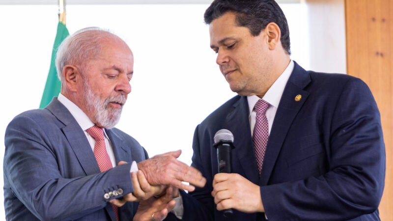 Alcolumbre se manifesta sobre encontro entre Lula e Trump