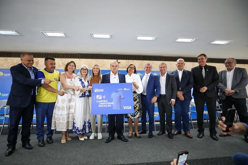 Estudantes do DF terão Cartão Uniforme Escolar com nova lei sancionada por Ibaneis Rocha