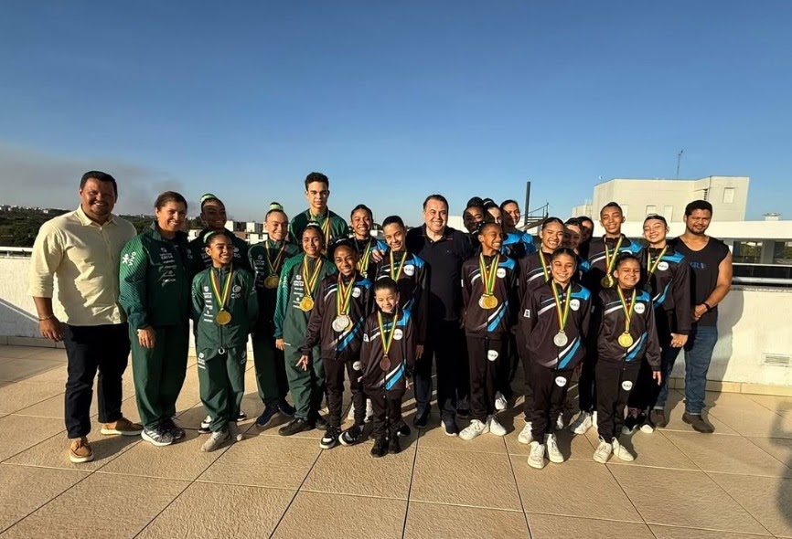 Atletas da Ginástica Acrobática Brilham na Bolívia e São Recebidos pelo o Deputado Federal Júlio Cesar Ribeiro autor da Lei Compete Brasília
