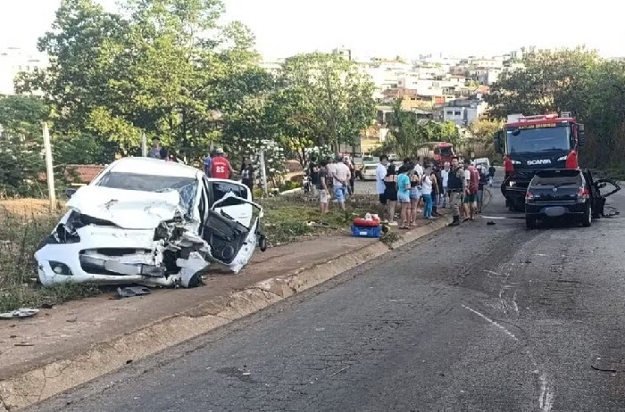 Cinco pessoas ficam gravemente feridas em batida entre dois carros na BR-352 em MG