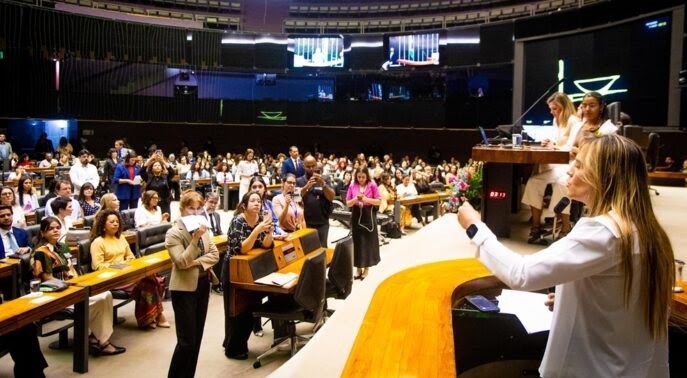Celina e jovem oradora marcam celebração do Dia das Meninas na Câmara