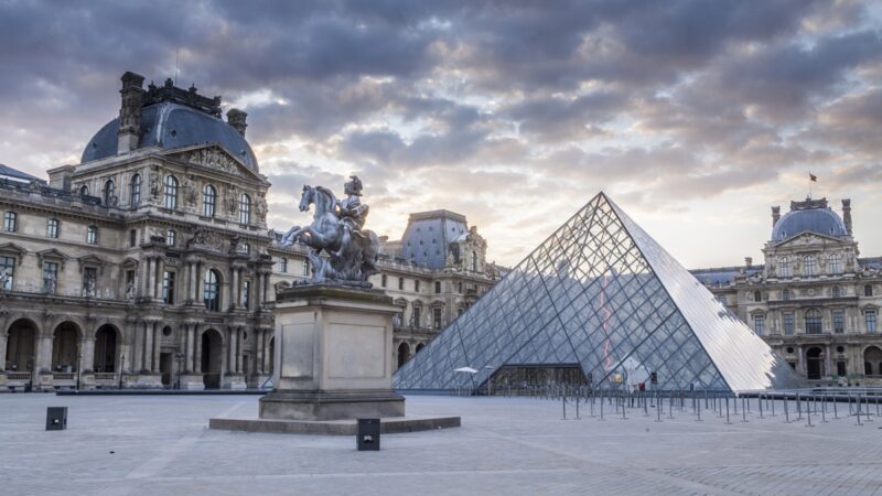 Louvre reabre em Paris e diretora do museu é questionada no Senado