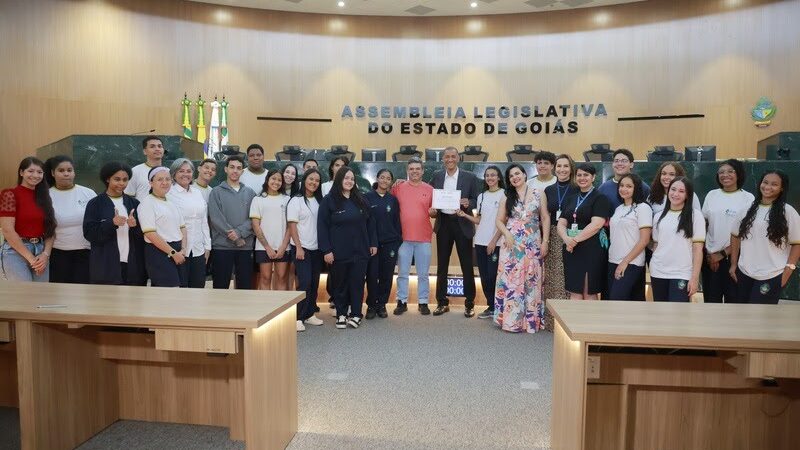Estudantes de Aparecida de Goiânia conhecem o funcionamento da Assembleia