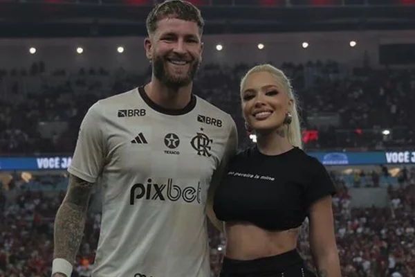 Karoline Lima revela se posaria nua após término com Léo Pereira