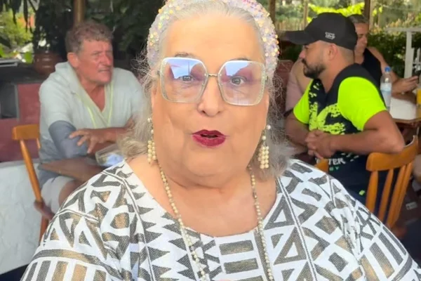 Mamma Bruschetta posa com bombeiros após acidente; veja foto