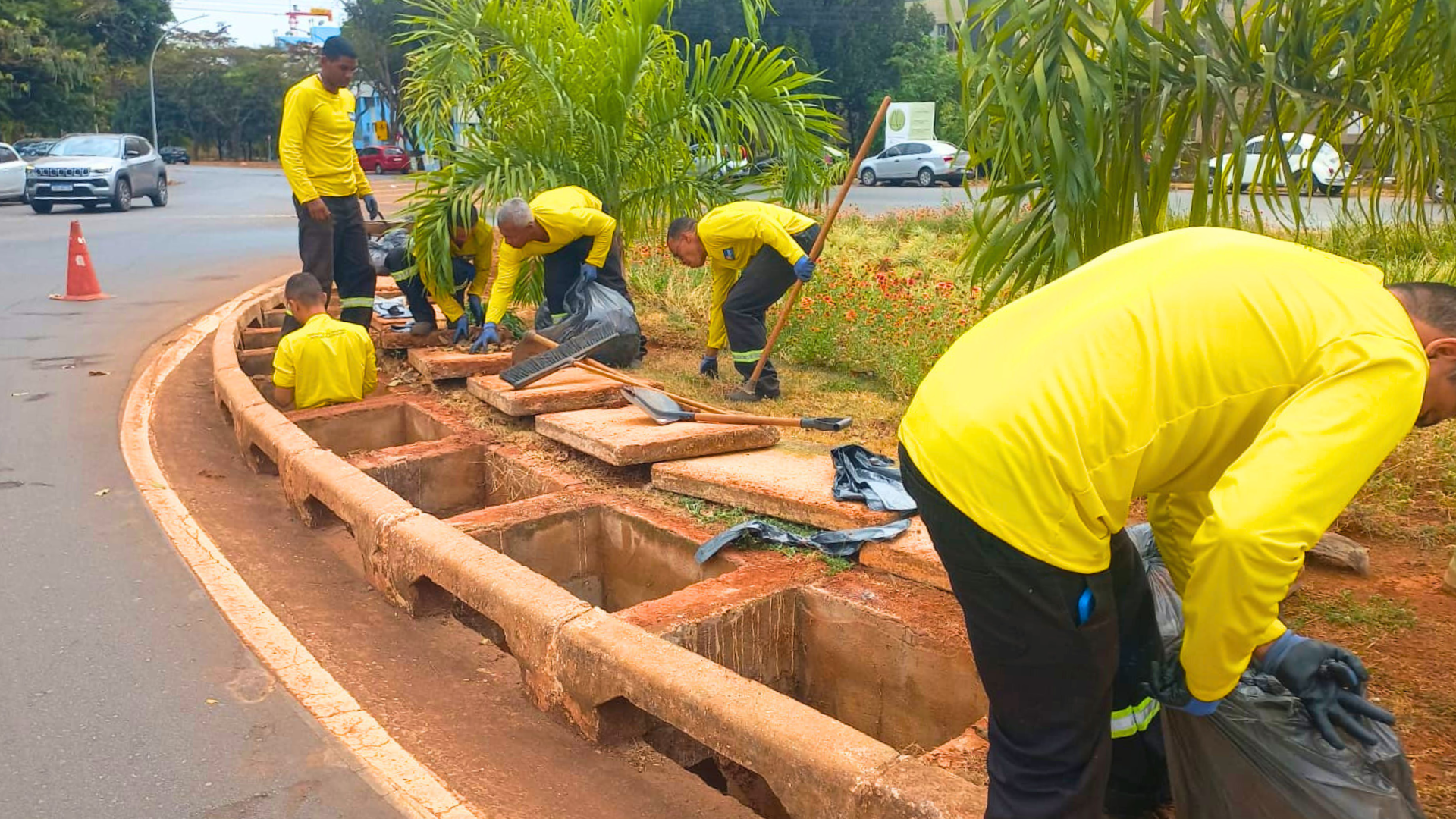 Mais de 320 bocas de lobo do Plano Piloto são limpas para prevenir alagamentos durante as chuvas