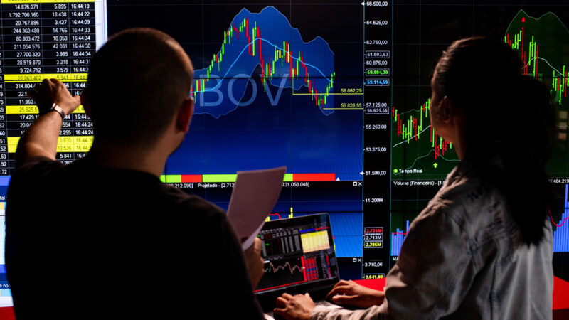 Bolsa quebra novo recorde e dólar fica estável