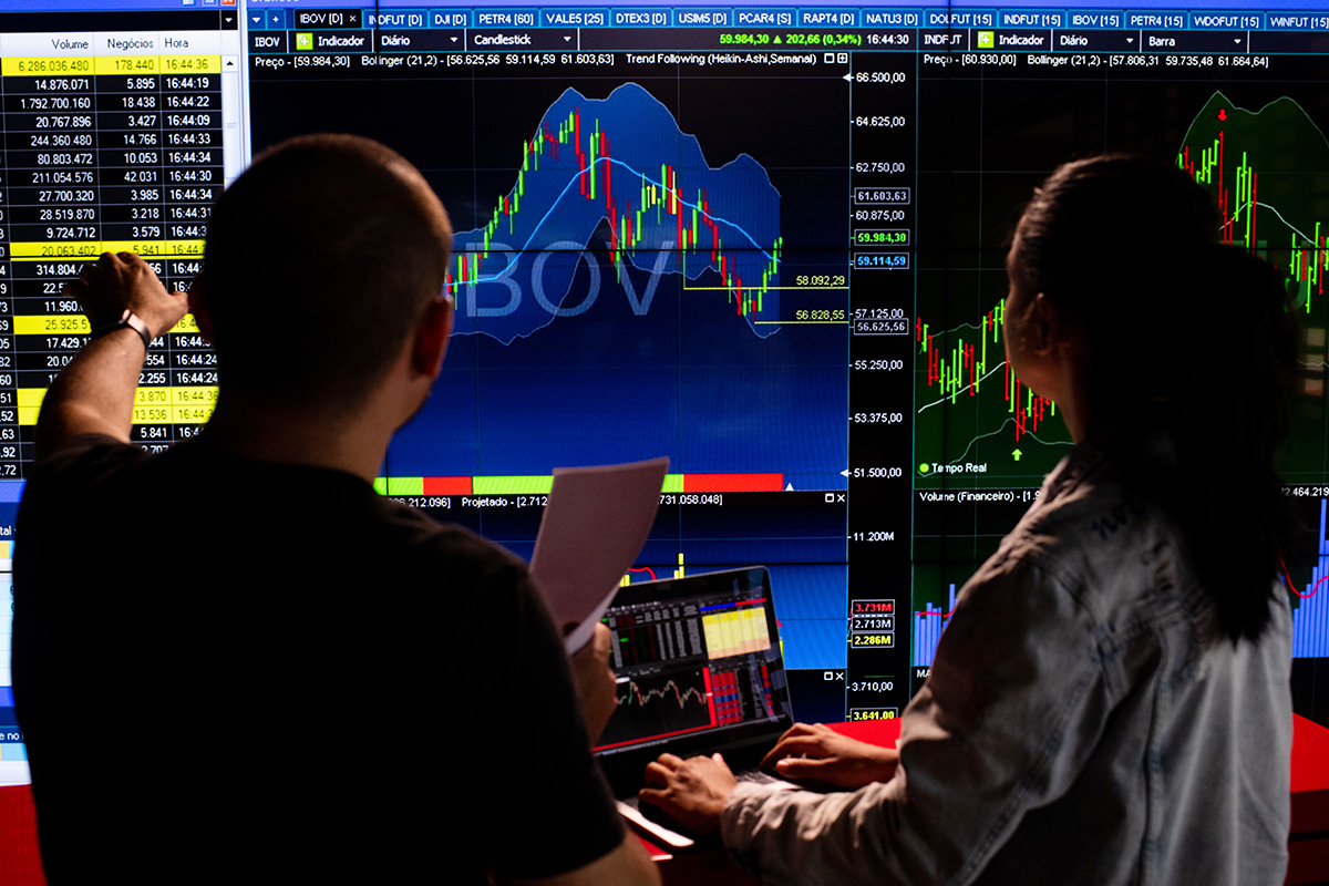 Bolsa quebra novo recorde e dólar fica estável