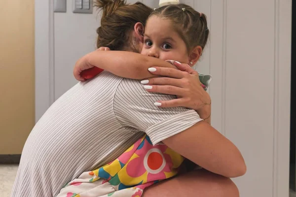 Virginia choca ao mostrar lembrancinhas do aniversário de Maria Flor