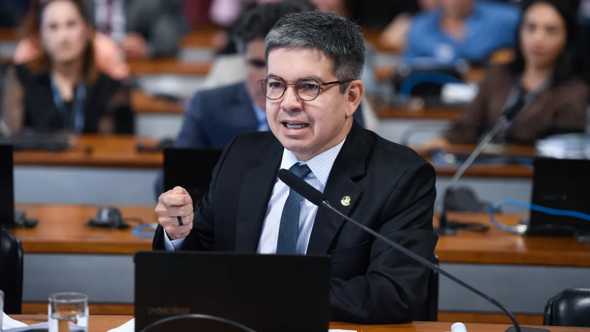 Randolfe diz que sessão do Congresso ocorre quinta mesmo que LDO não avance