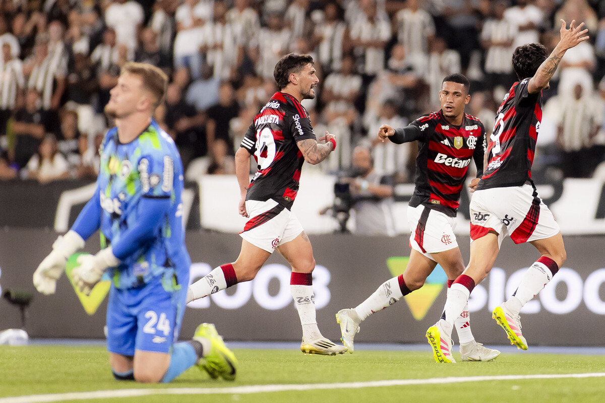 Flamengo bate Botafogo no Nilton Santos e continua na vice-liderança