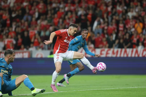 Emiliano diz que comandar o Internacional é uma pressão absurda; veja