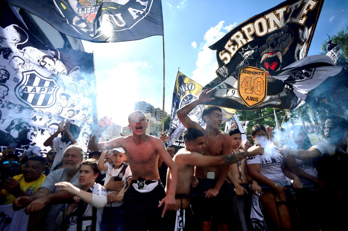 Ponte Preta mostra festa da torcida antes de final da Série C