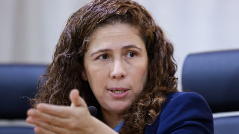 ministra apoia fim de supersalários, mas defende estabilidade