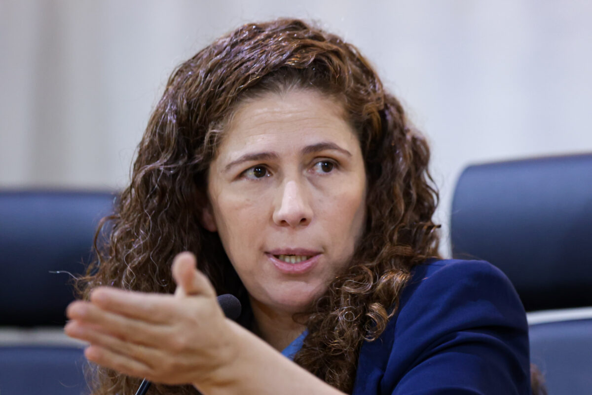 ministra apoia fim de supersalários, mas defende estabilidade