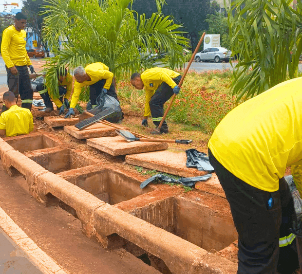 Mais de 320 bocas de lobo do Plano Piloto são limpas para prevenir alagamentos durante as chuvas