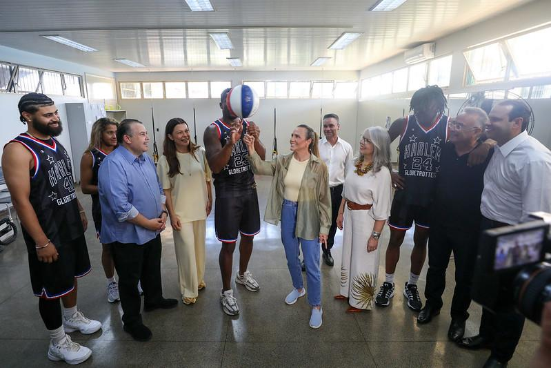 GDF leva Harlem Globetrotters a Ceilândia em ação social com estudantes