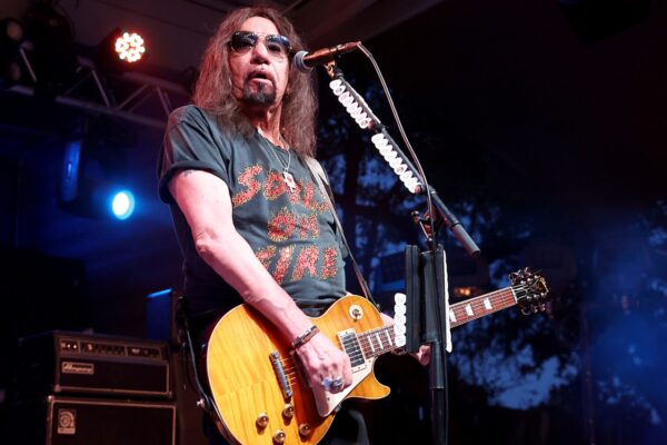 Guitarrista fundador do Kiss respira por aparelhos após sofrer AVC
