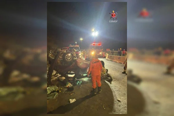 Capotamento deixa três pessoas feridas e complica o trânsito na BR-020