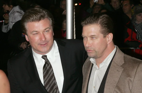 Irmãos Stephen e Alec Baldwin sofrem acidente de carro em Nova York