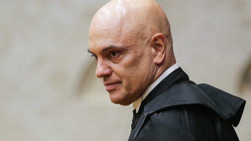 Moraes destitui advogados de ex-assessores de Bolsonaro e aciona DPU