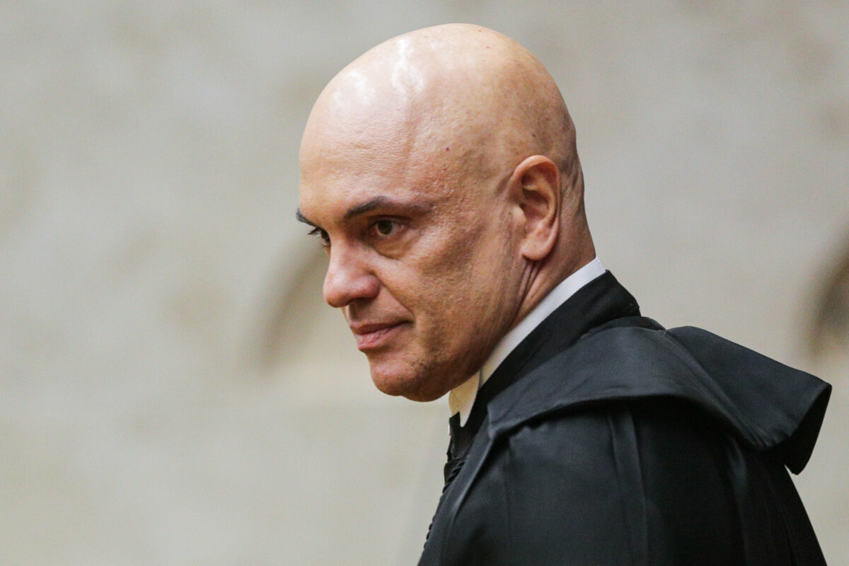 Moraes destitui advogados de ex-assessores de Bolsonaro e aciona DPU
