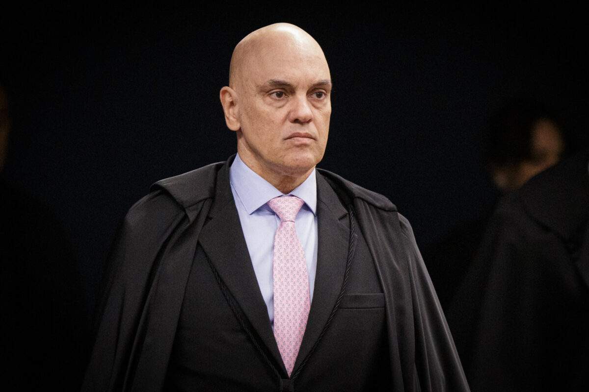 Moraes suspende destituição de advogados de ex-assessor de Bolsonaro