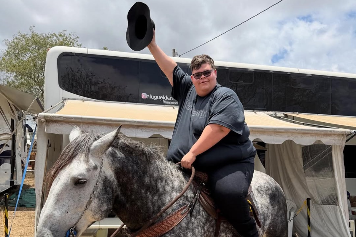 Gordão da XJ realiza sonho de andar a cavalo após perder 115 kg