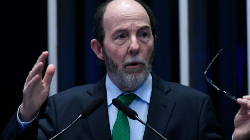 Risco fiscal pode criar crise de grande proporção no país, diz Armínio