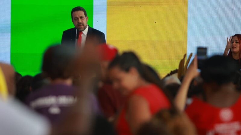 Em posse, Boulos cita megaoperação no Rio e pede 1 minuto de silêncio
