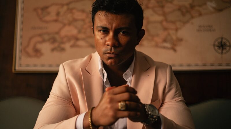 Xamã surge pelado em nova série da Netflix sobre a “máfia” do Rio