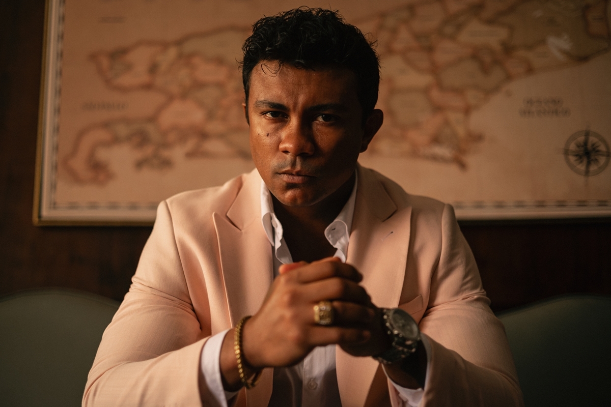 Xamã surge pelado em nova série da Netflix sobre a “máfia” do Rio