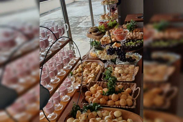 Comida vencida e com moscas: veja imagens de buffet fechado em Goiânia