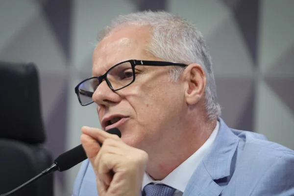 CPMI: relator e ex-presidente do INSS batem boca e apontam o dedo