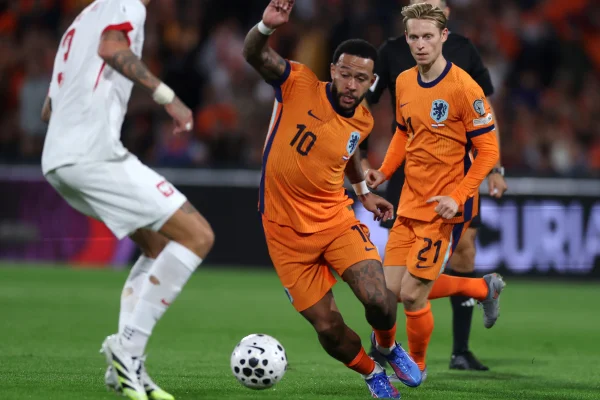Depay tem passaporte roubado, perde voo e vaga de titular na Holanda
