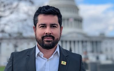 Moraes suspende prescrição e manda notificar Paulo Figueiredo nos EUA