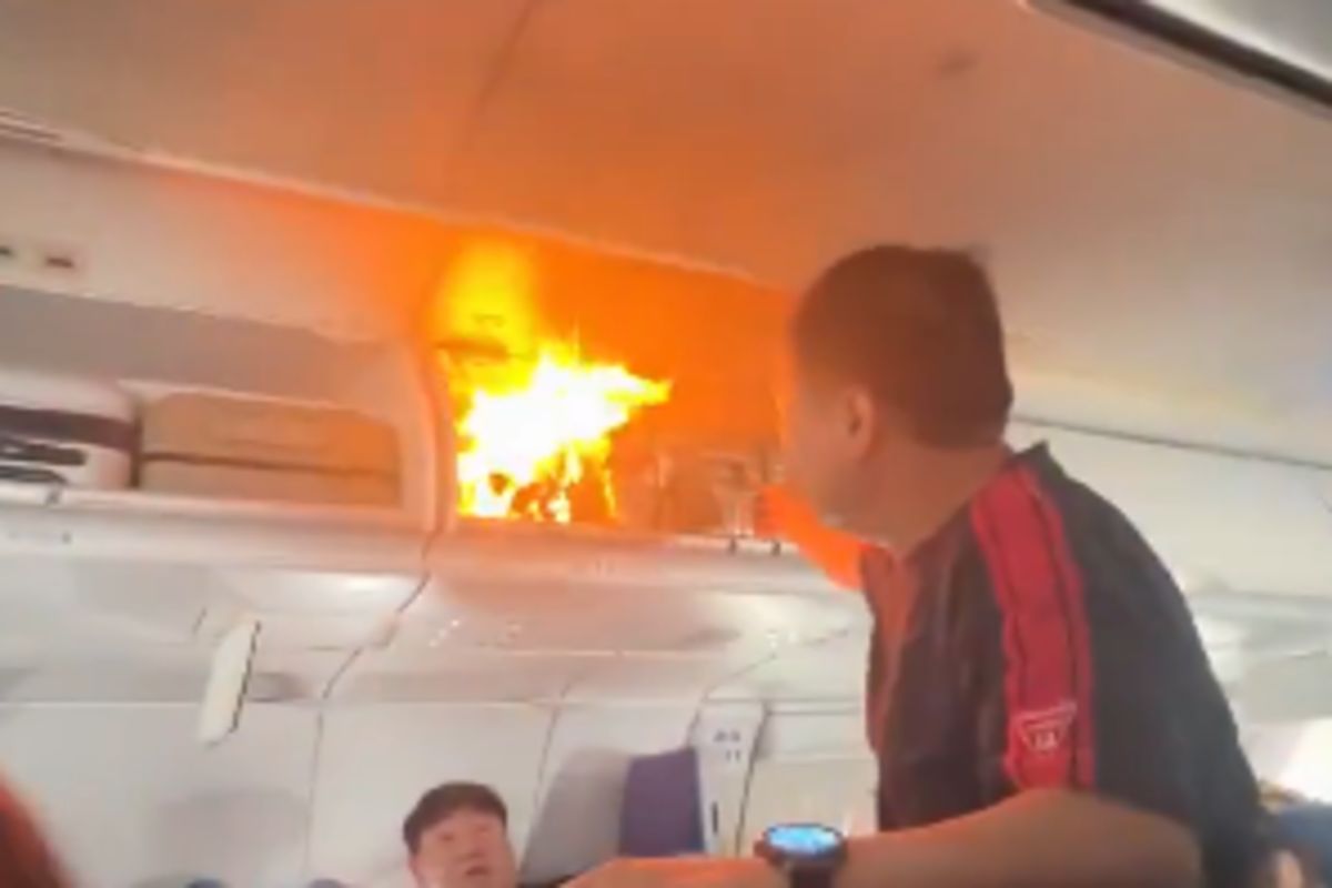 Vídeo: mala pega fogo em avião e passageiros se desesperam