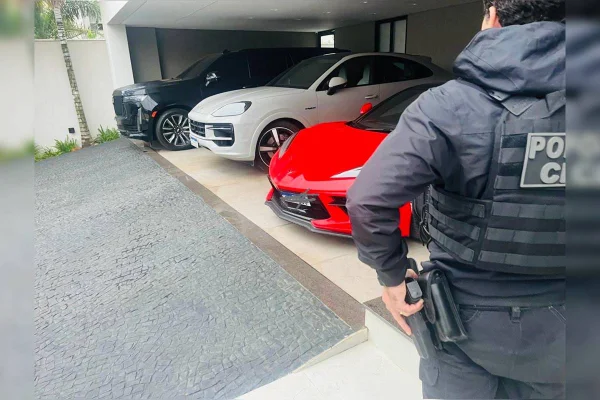 Veja carros apreendidos em operação contra lojas de cosméticos do DF