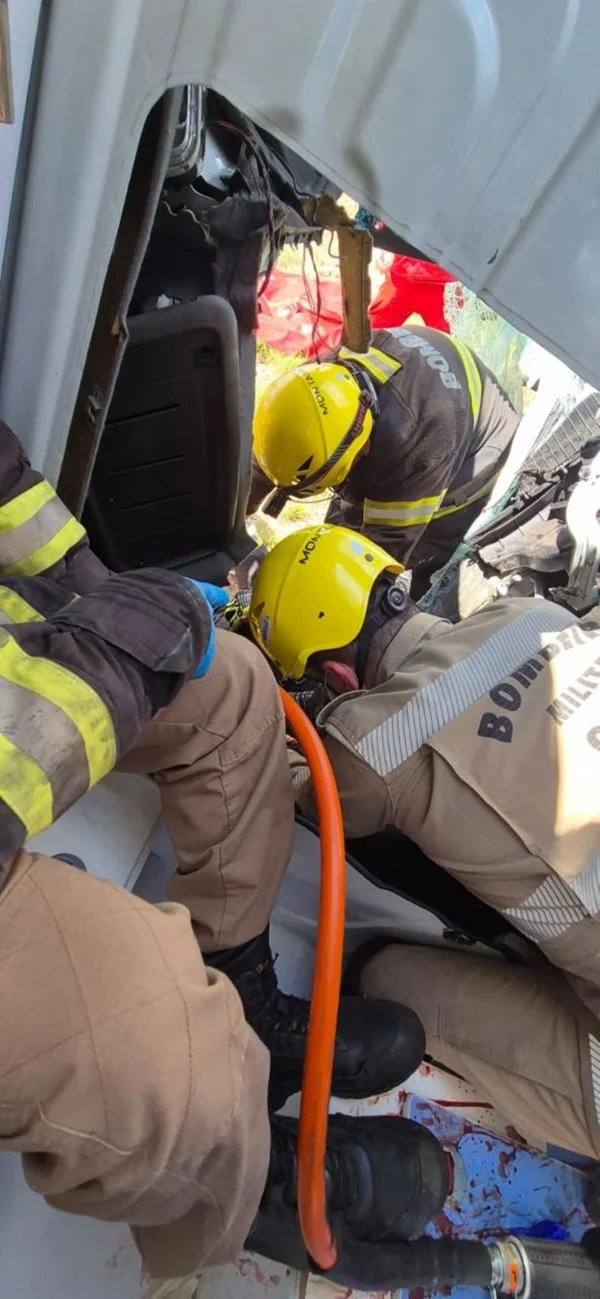 Acidente entre carro e ambulância deixa três mortos na BR-153. Vídeo