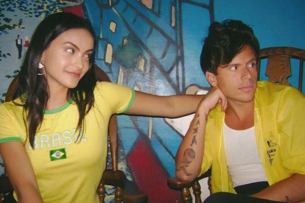 Camila Mendes fica noiva de ator filho de brasileiros, diz revista