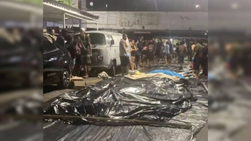 mais de 40 corpos são enfileirados em praça no Rio
