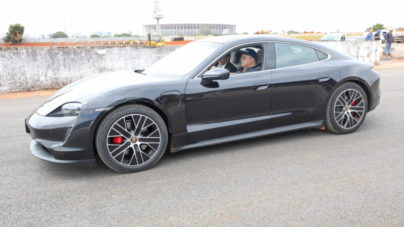 A um mês da reinauguração, governador Ibaneis Rocha visita obra do Autódromo de Brasília