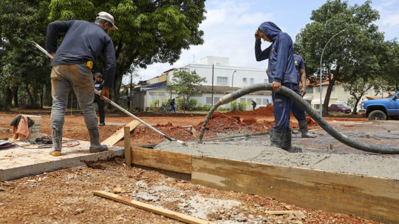 Reforma da Praça 21 de Abril recebe concretagem do novo PEC e calçadas novas