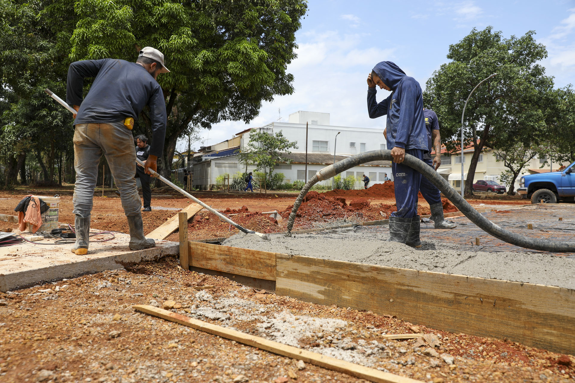 Reforma da Praça 21 de Abril recebe concretagem do novo PEC e calçadas novas