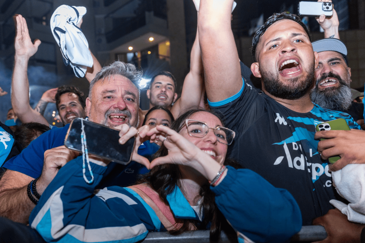 Vídeo: torcida do Racing recepciona jogadores com festa em hotel